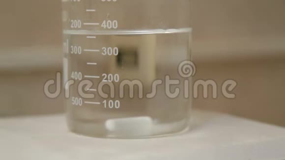 医学实验室测试工具液体面包师视频的预览图