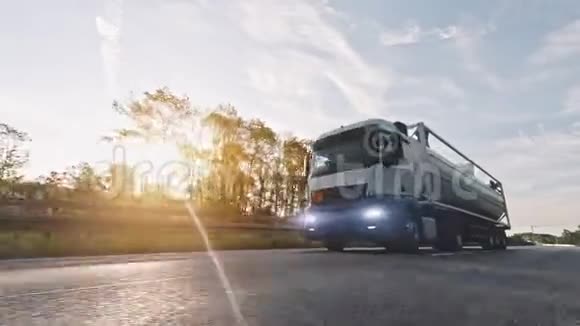 载有燃油柴油货车拖车的货车在高速公路上行驶视频的预览图