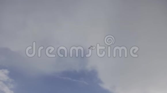 蓝天上的白色充气气球视频的预览图