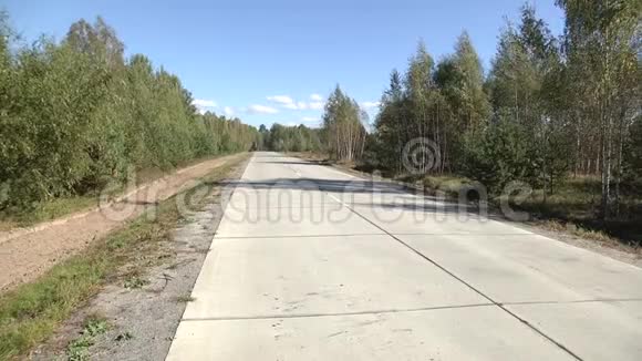 为车辆交通做好准备的森林道路森林中的混凝土道路混凝土道路上新做道路标线道路混凝土f视频的预览图