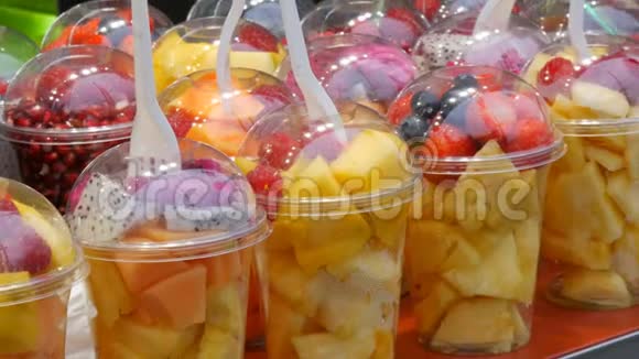 与热带水果芒果西番莲猕猴桃香蕉草莓在塑料包装健康的新鲜饮食视频的预览图