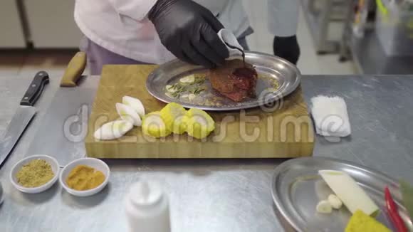 厨师在餐厅厨房的特写镜头中在烤箱里烤之前先倒上酱油的生肉健康视频的预览图