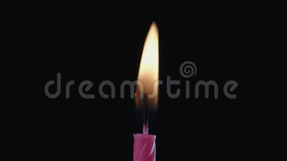 单身粉红生日蛋糕蜡烛燃烧视频的预览图
