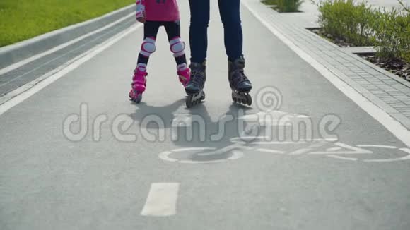 母亲和女儿轮滑的特写视频的预览图