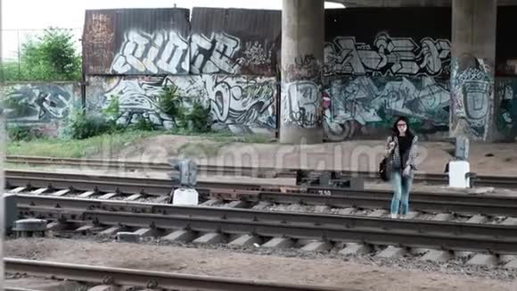 一个悲伤的女孩正穿过铁路视频的预览图