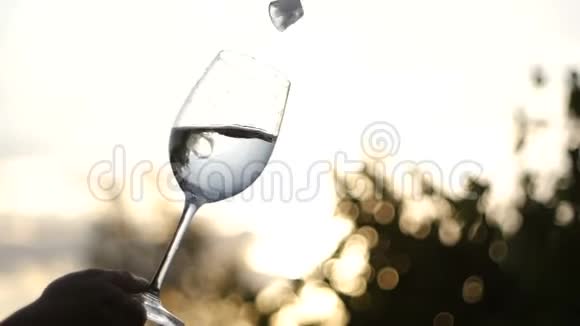一杯香槟加冰的慢动作视频视频的预览图