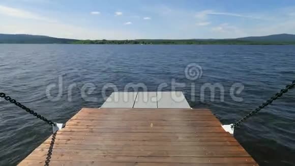 在大利普诺池塘的渡船正面开放汽车和过路人乘坐渡船穿越湖泊视频的预览图