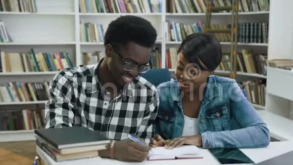 重点是非洲男女学生准备在图书馆的考试视频的预览图
