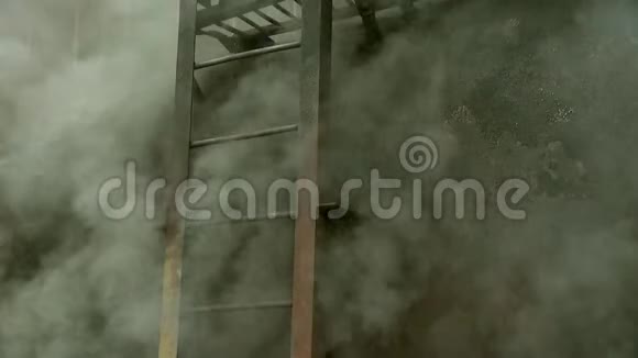 黑烟从一个火充满烟雾的楼梯视频的预览图