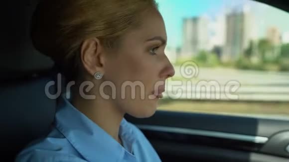 女人开车时紧张地戴上眼镜担心工作中的问题视频的预览图