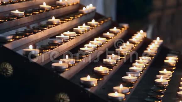 维也纳圣斯蒂芬大教堂的蜡烛在暮色中点燃寺庙里的蜡烛视频的预览图