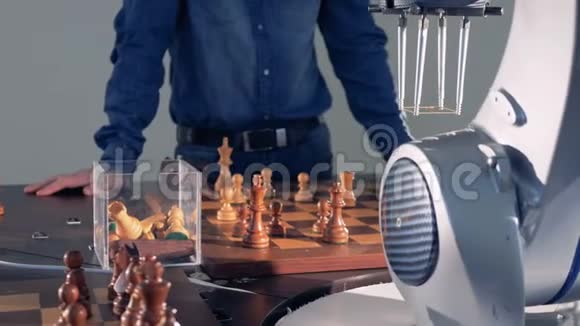 机器人和人类的竞争机器人手与人下棋人工智能概念4K视频的预览图