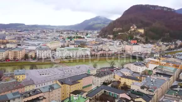 从奥地利蒙茨堡山观看萨尔茨堡视频的预览图