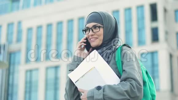 性格开朗的阿拉伯女生在大学校园打电话视频的预览图