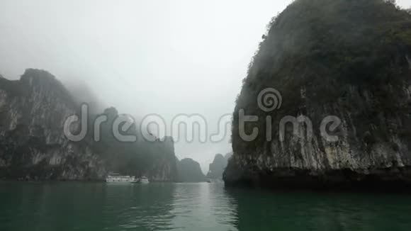 阴天下雨的哈龙湾美丽的岩石视频的预览图
