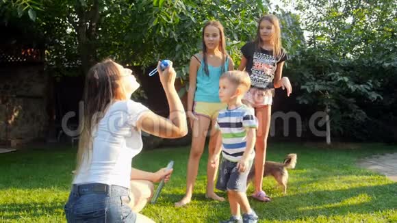 欢快的笑声孩子们在公园里捕捉肥皂泡的视频视频的预览图