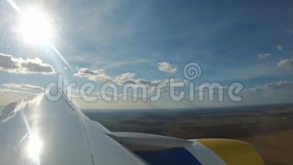 航空飞机视野飞机降落在机场跑道上的飞机阴影飞行在云中视频的预览图