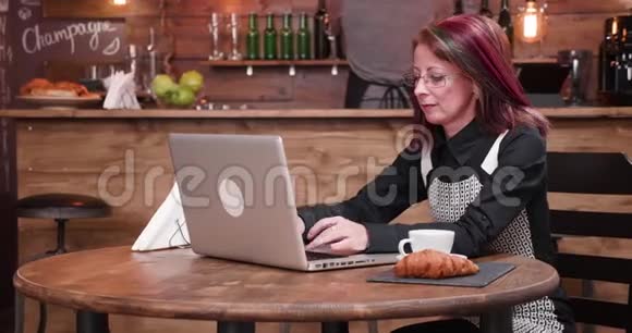 一位女士在时尚餐厅用非接触式信用卡支付咖啡费用视频的预览图