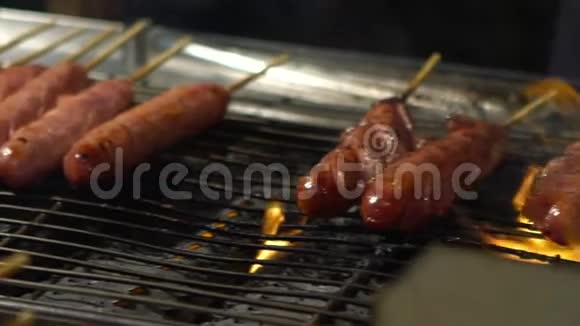 慢动作小贩烹制台湾香肠钢烧烤夜市街视频的预览图
