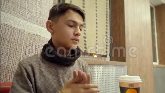 这个男孩喝咖啡咖啡厅视频的预览图