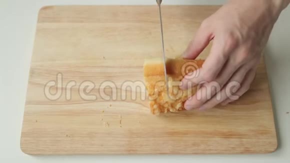 在木板上切割面包视频的预览图