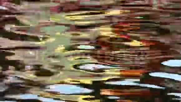 抽象性质极近景多彩屋倒影江水面视频的预览图