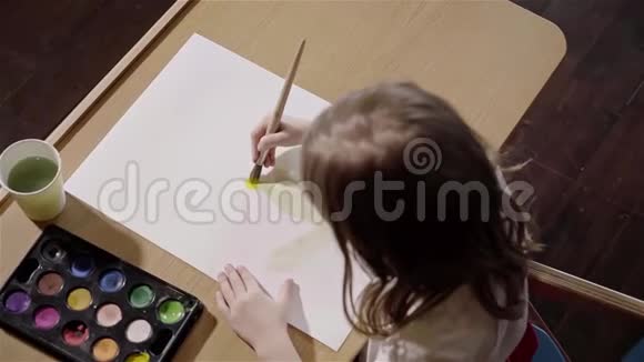 一个小女孩的俯视图视频的预览图