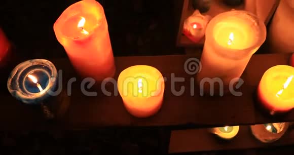 在夜景上点燃浪漫的蜡烛视频的预览图
