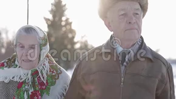 一对幸福的老夫妇的特写年长的女人吻她丈夫的体重冬天老夫妇在公园散步视频的预览图