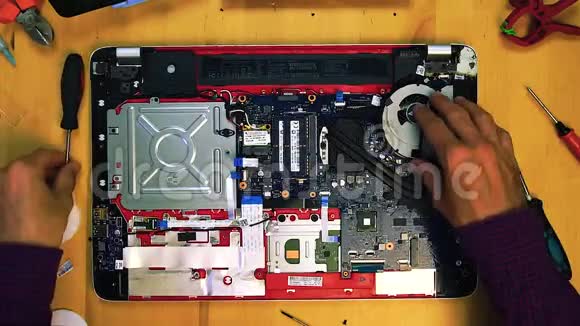技师工程师修理笔记本电脑的俯视图为冷却主板拧下散热器视频的预览图