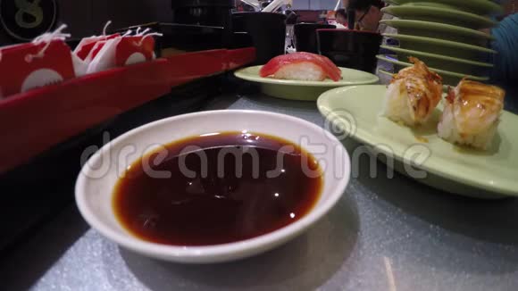 4K人们在日本餐馆准备和吃寿司被称为寿司火车视频的预览图