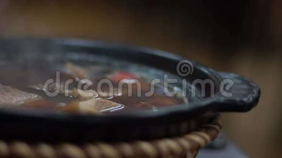 在亚洲餐厅慢动作一碗马来牛面晚餐视频的预览图