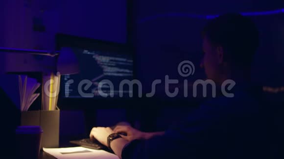 非常累沮丧的商务主管深夜在办公室工作他盯着电脑屏幕视频的预览图