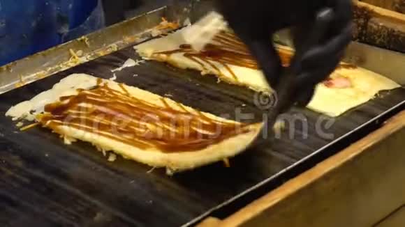 传统竹席上烹调秋木卷的工艺视频的预览图