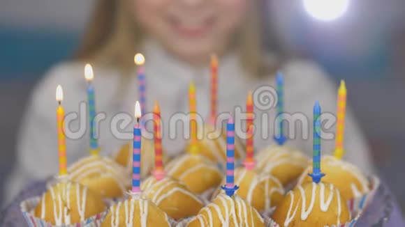 少女在生日蛋糕上点燃蜡烛视频的预览图