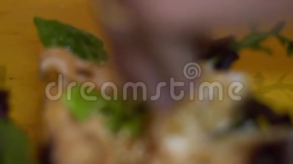 鲑鱼鱼在准备中的缓慢运动女厨师手的特写视频的预览图