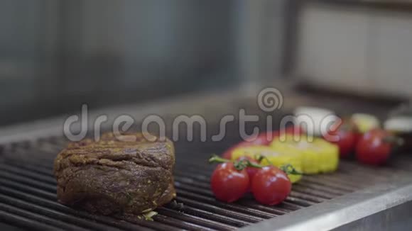 蔬菜和见面在烤架上餐厅厨房特写烹饪烤肉玉米樱桃番茄和辣椒视频的预览图