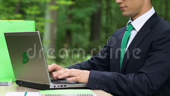 男性在笔记本电脑上打字深呼吸新鲜空气感冒药视频的预览图