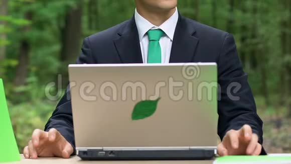 年轻工人在笔记本电脑上打字新一代商业环保视频的预览图