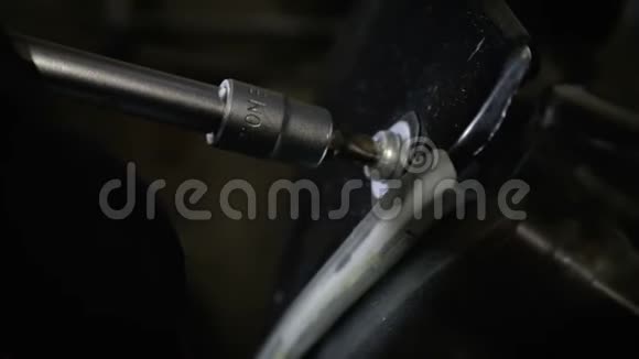 特写第一人称视角的金属螺丝刀用黑色塑料摩托车将螺栓包裹在自己身上视频的预览图