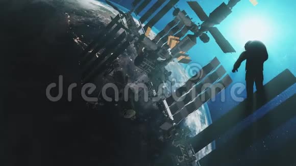 宇航员在蓝光下在空间站附近飞行视频的预览图