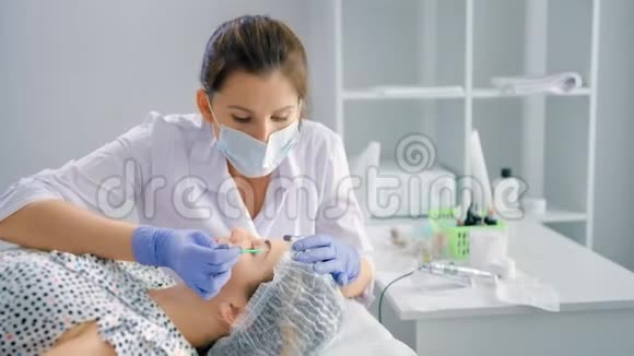 女性美容师用微刷棉签或卫生棉擦拭眉毛视频的预览图