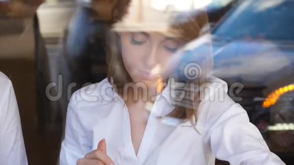 穿白衬衫的美女在咖啡厅喝咖啡视频的预览图