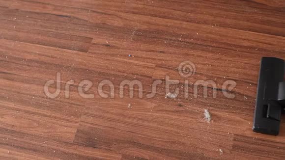 木地板上的灰尘吸尘器清洁地板灰尘视频的预览图