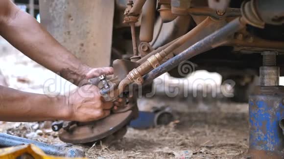 汽车前轮顺齿臂修理机械焊接手视频的预览图