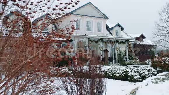 在一个美丽的雪天拍摄的木屋的电影孤独的房子在中风在一场大雪中视频的预览图
