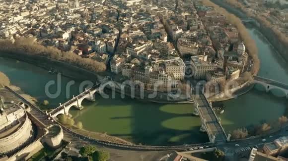 鸟瞰蒂伯河桥梁和路堤附近的CastelSantAngelo城堡意大利罗马视频的预览图