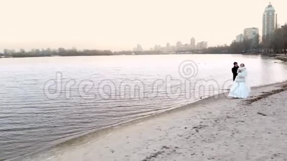 基辅基辅UKRAINE2018年11月18日基辅第聂伯河河堤的空中景观冬季婚礼新婚视频的预览图