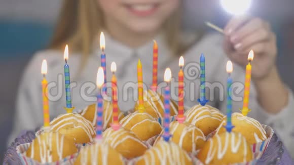 少女在生日蛋糕上点燃蜡烛视频的预览图
