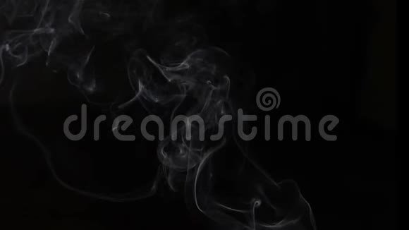 在黑色背景下慢慢地飘浮着的烟雾特写镜头慢动作高清高清视频的预览图